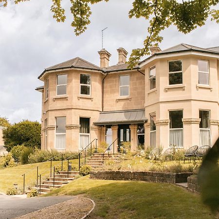באת' Leighton House - Boutique Guesthouse מראה חיצוני תמונה The former vicarage of St. Andrew's Church, now the home of the school's headmaster