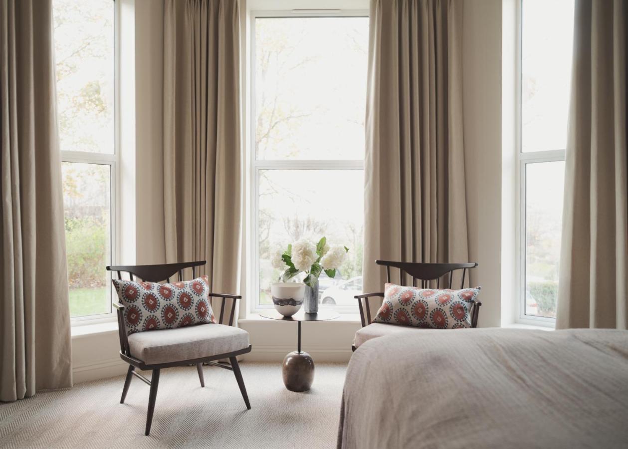באת' Leighton House - Boutique Guesthouse מראה חיצוני תמונה Curtains in a bedroom