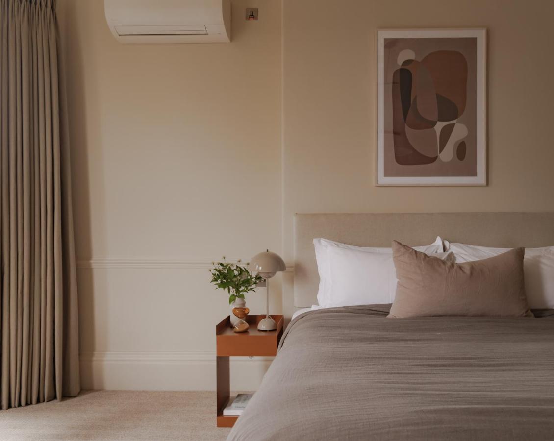 באת' Leighton House - Boutique Guesthouse מראה חיצוני תמונה A bedroom with a wall mounted air conditioner
