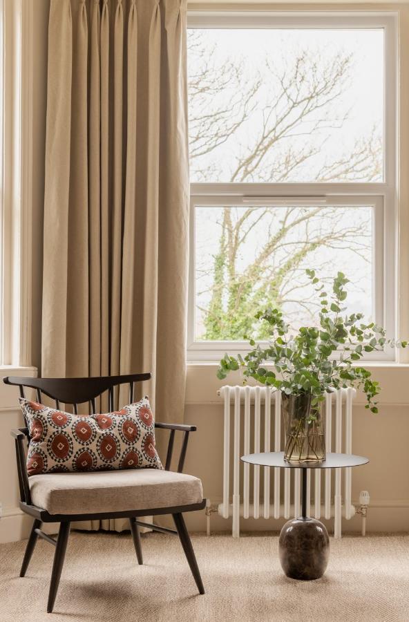 באת' Leighton House - Boutique Guesthouse מראה חיצוני תמונה A window with a windowsill