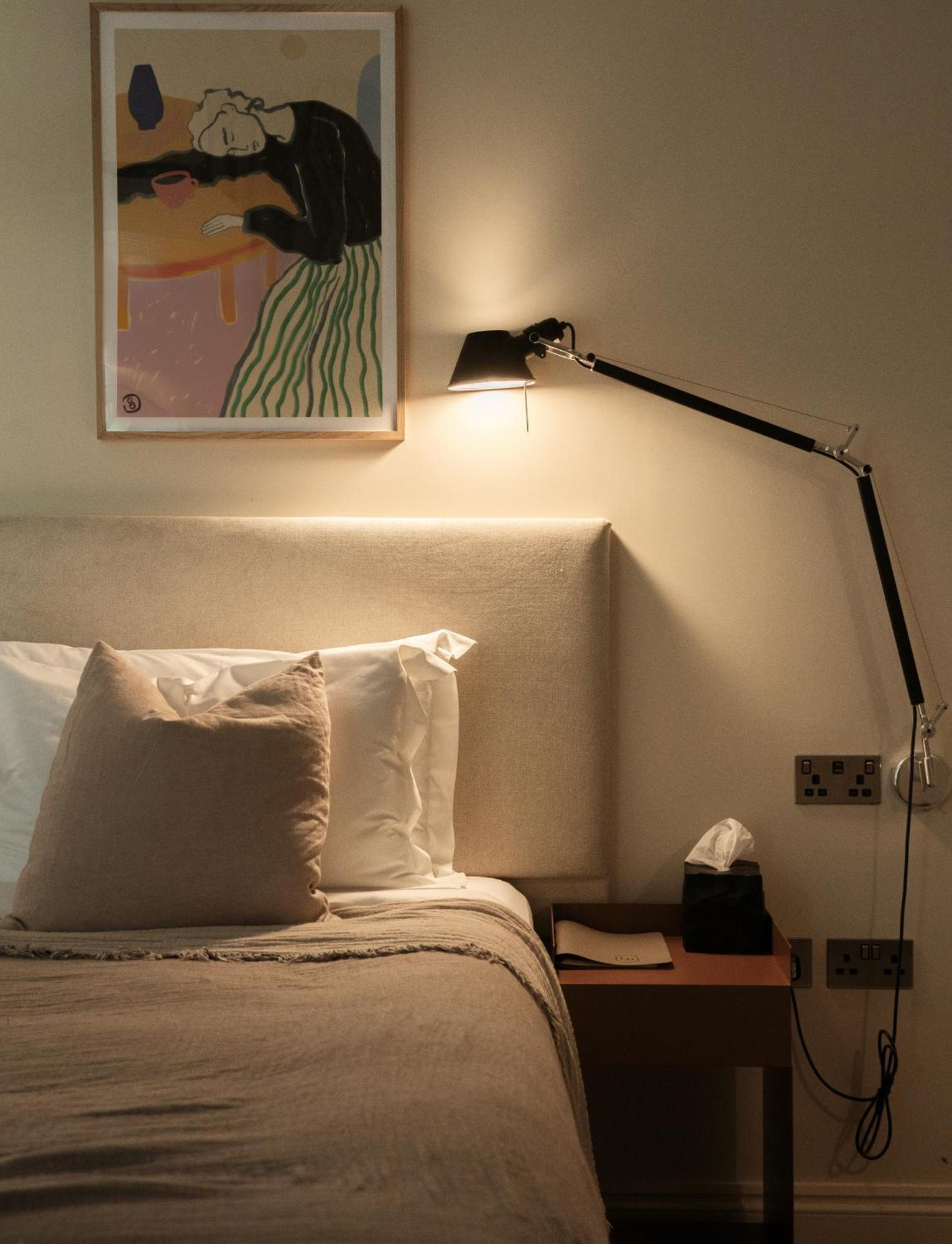 באת' Leighton House - Boutique Guesthouse מראה חיצוני תמונה A wall-mounted lamp