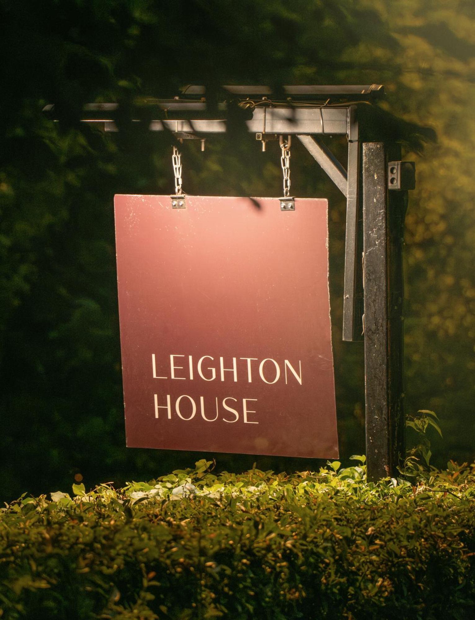 באת' Leighton House - Boutique Guesthouse מראה חיצוני תמונה Leighton House sign