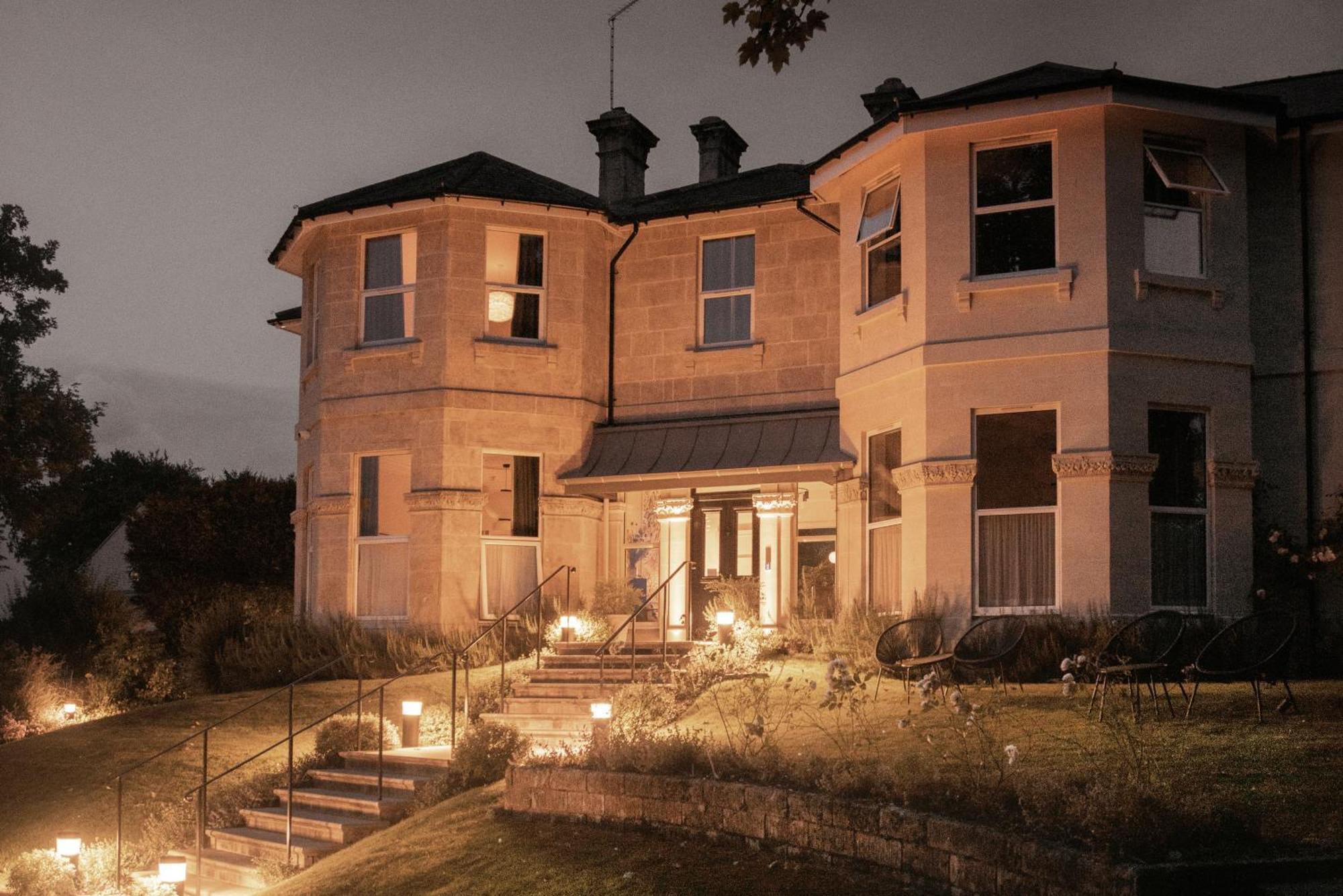 באת' Leighton House - Boutique Guesthouse מראה חיצוני תמונה The main house at night