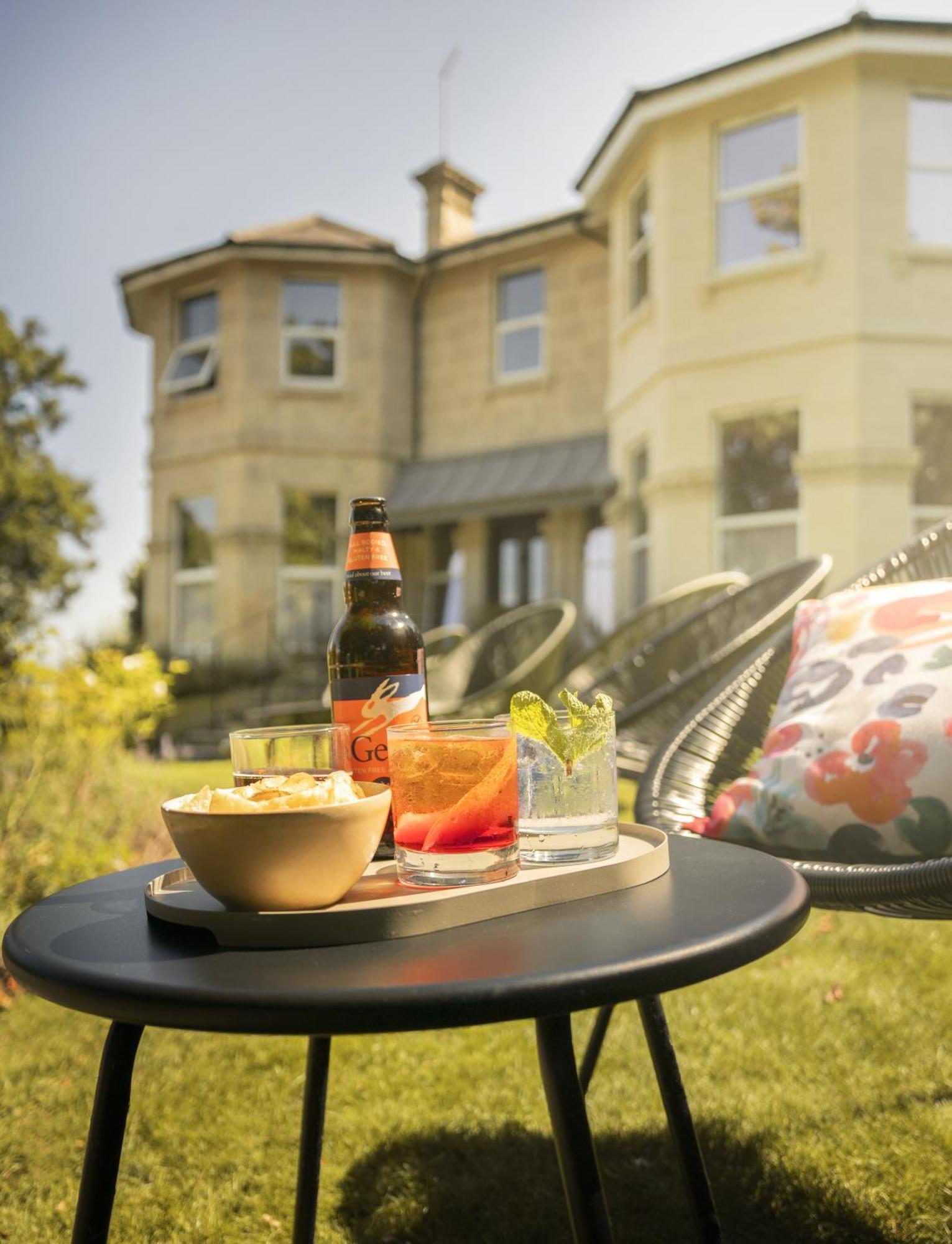 באת' Leighton House - Boutique Guesthouse מראה חיצוני תמונה A bottle of Coors Light