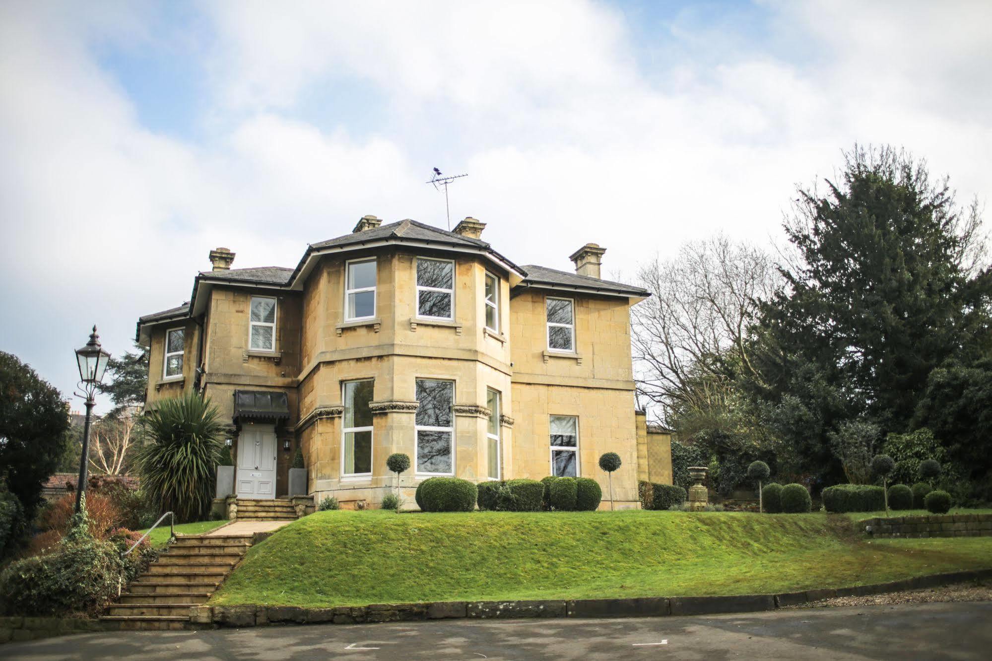 באת' Leighton House - Boutique Guesthouse מראה חיצוני תמונה The former vicarage of St. Mary's Church, now the home of the school's headmaster